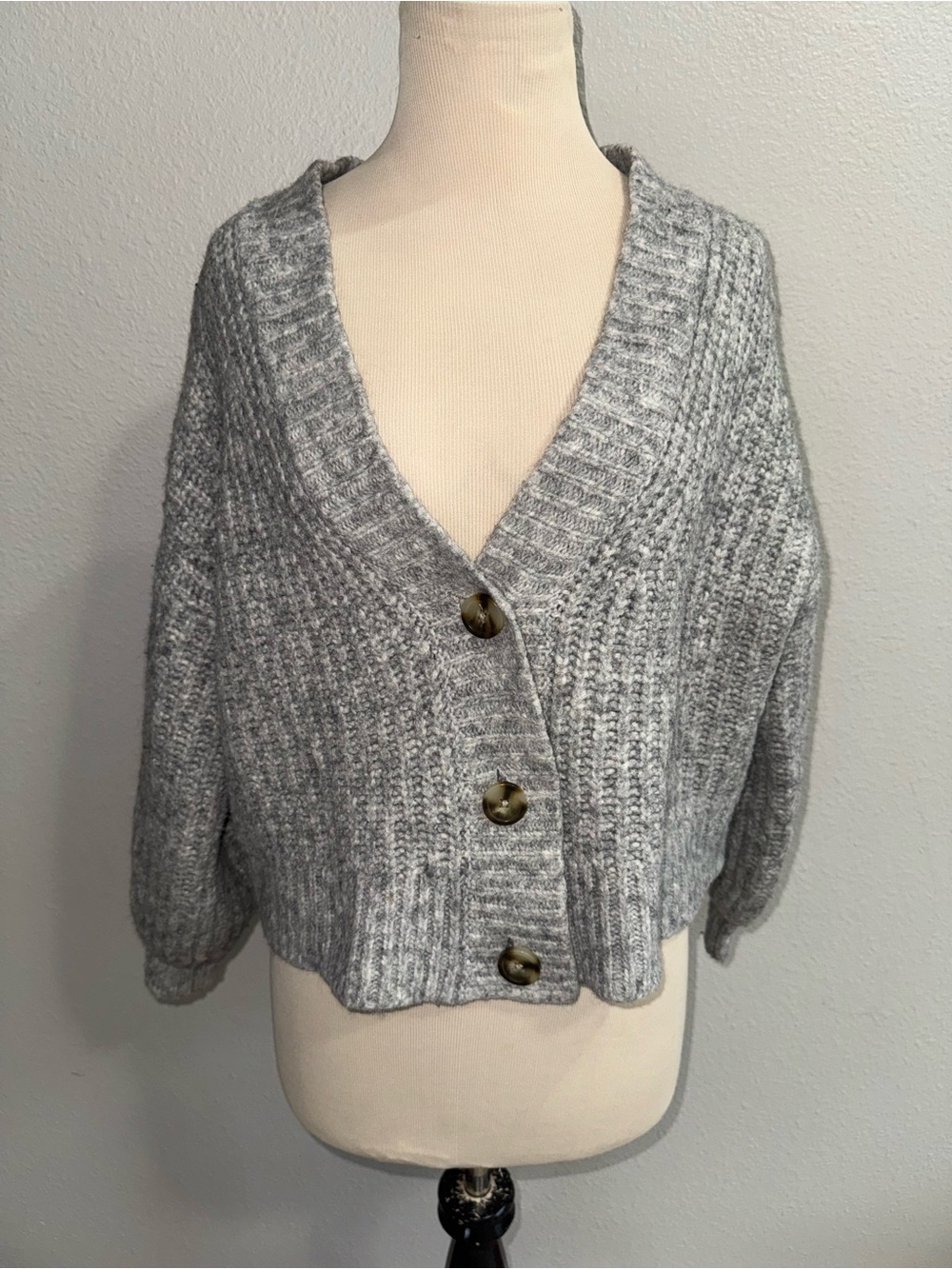 Madewell Gray cropped Relaxed Button-Front V-neck Cardigan size medium